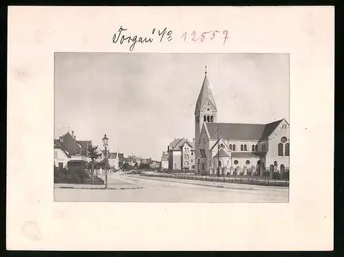 Fotografie Brück & Sohn Meissen, Ansicht Torgau / Elbe, Nordring und katholische Kirche mit Wohnhäusern