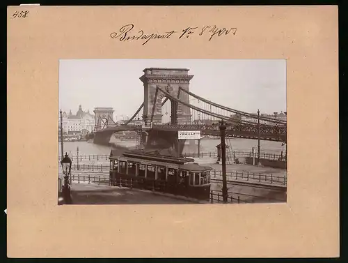 Fotografie Brück & Sohn Meissen, Ansicht Budapest, Strassenbahn an der Kettenbrücke mit Blick zur Stadt