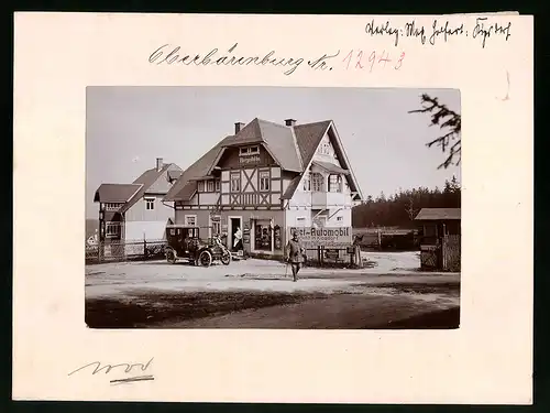 Fotografie Brück & Sohn Meissen, Ansicht Oberbärenburg i. Erzg., Hotel Bergeshöhe mit Automobil und Wanderer