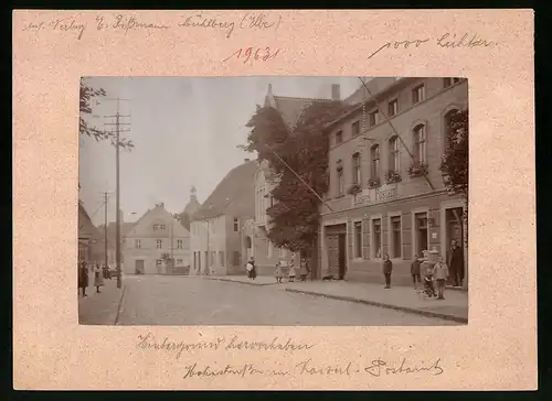 Fotografie Brück & Sohn Meissen, Ansicht Mühlberg / Elbe, Blick in die Hohestrasse mit kaiserlichem Postamt, Briefkasten