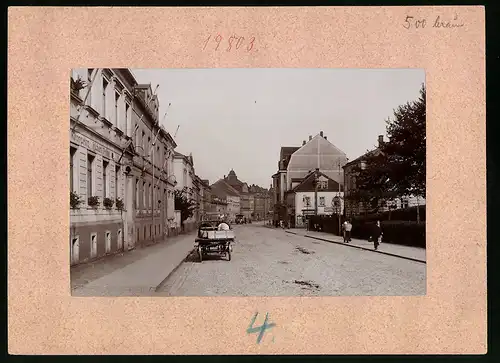 Fotografie Brück & Sohn Meissen, Ansicht Rosswein, Blick in die Bahnhofstrasse mit Geschäften, Pferdekarren