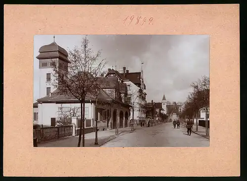 Fotografie Brück & Sohn Meissen, Ansicht Döbeln, Bismarckstrasse mit Wohnhäusern, Soldaten in Uniform