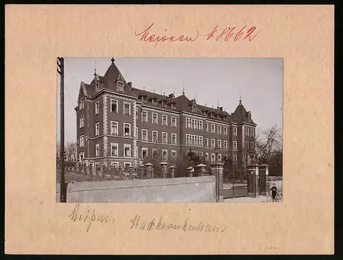 Fotografie Brück & Sohn Meissen, Ansicht Meissen i. Sa., Blick auf das Stadtkrankenhaus, Knabe mit Fahrrad