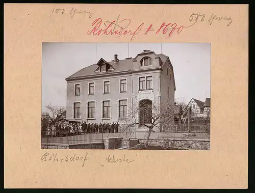 Fotografie Brück & Sohn Meissen, Ansicht Röhrsdorf bei Wilsdruff, Blick auf die Schule, Lehrer mit Schülern vor Gebäude