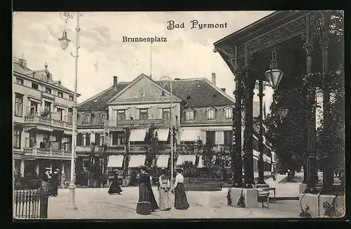 AK Bad Pyrmont, Brunnenplatz mit flanierenden Damen