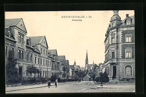 AK Geringswalde i. Sa., Strasse Arraserweg mit Kirche