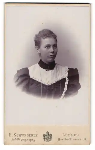 Fotografie Herm. Schwegerle, Lübeck, Breite Str. 31, Jumge Dame mit Ornamenten an der Brust