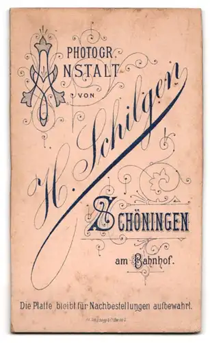 Fotografie H. Schilgen, Schöningen, Dame mit Hochsteckfrisur in gestreifter Bluse