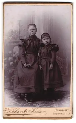 Fotografie C. Schmitz-Kremer, Ruhrort, Ludwigdstr. 9, 2 Mädchen in langen Rüschenkleidern
