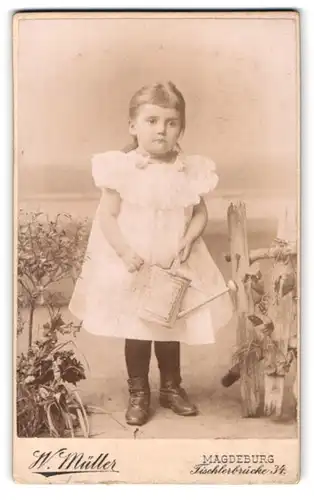 Fotografie W. Müller, Magdeburg, Tischlerbrücke 34, Niedliches kleines Mädchen mit Giesskanne in der Hand