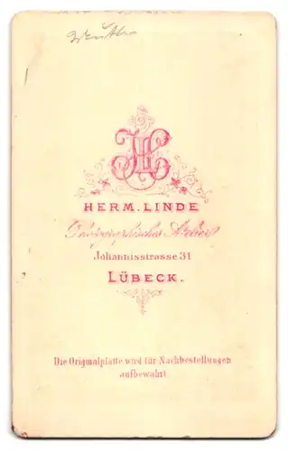 Fotografie Herm. Linde, Lübeck, Johannisstr.31, Junge Dame mit Flechtfrisur und gerüschtem Überrock