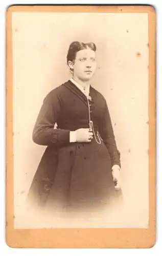 Fotografie F. W. Franke, Merseburg, Rossmarkt 505, Junge Frau in schlichtem dunklen Kleid mit Kettenschmuck