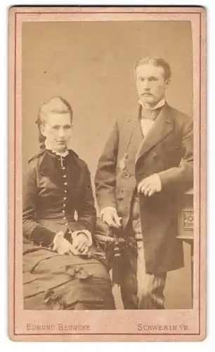 Fotografie Edmund Behncke, Schwerin i. M., Wismarsche Str. 26, Junges Paar in zeitgenössischer eleganter Kleidung