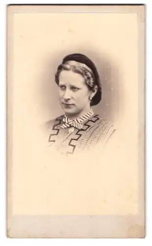 Fotografie Anton Rothbacher, Kitzbüchl, Dame mit Filzhaube in kariertem Kleid