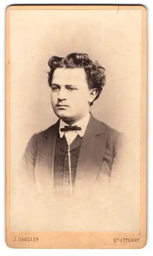 Fotografie J. Gaugler, Stuttgart, Calwer Str. 58, Junger Herr mit lockigem Haar in dunklem Anzug