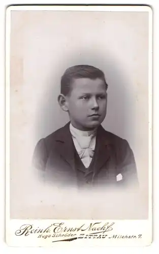 Fotografie Hugo Schröder, Zittau, Milchstr. 7, Junger Knabe in Anzug