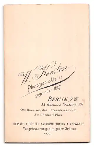 Fotografie W. Kersten, Berlin, Krausen-Str. 35, Junge Dame mit Hochsteckfrisur und besticktem Kragen