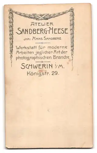 Fotografie Sandberg-Heese, Schwerin i. M., Königstr. 29, Junge Dame mit Hasenzähnen in locker fallendem weissen Kleid