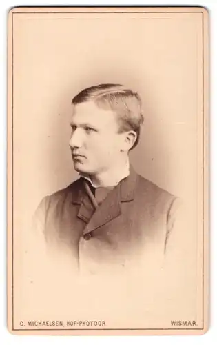 Fotografie C. Michaelsen, Wismar, Krämerstr. 19, Heranwachsender Mann mit Seitenscheitel im Anzug