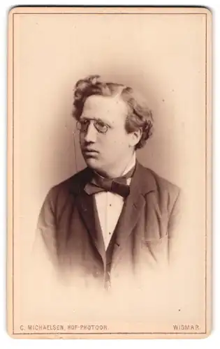 Fotografie C. Michaelsen, Wismar, Krämerstr. 19, Herr mit Lesebrille und lockigem Haar