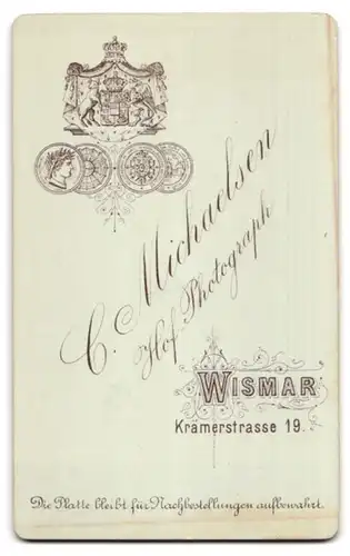 Fotografie C. Michaelsen, Wismar, Krämerstr. 19, Herr mit Lesebrille und lockigem Haar