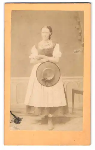 Fotografie Anton Rothbacher, Kitzbüchl, Dame mit Strohhut in zweiteiligem Kleid