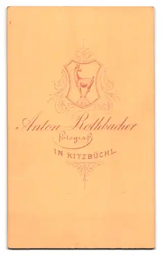 Fotografie Anton Rothbacher, Kitzbüchl, Dame mit Strohhut in zweiteiligem Kleid