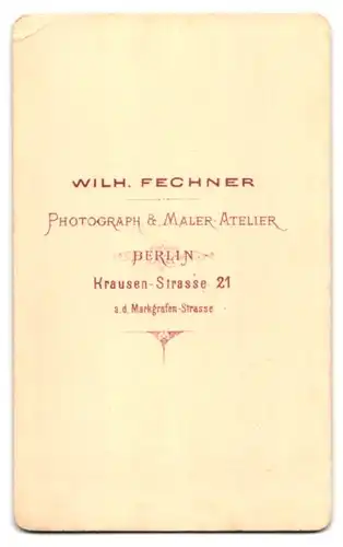 Fotografie Wil. Fechner, Berlin, Krausen-Str. 21, Dame in kariertem Kleid und Hocksteckfrisur