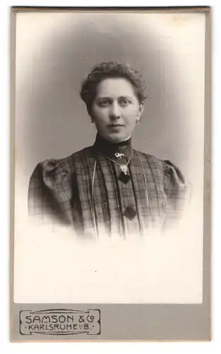 Fotografie Samson & Co, Karlsruhe i. B., Kaiser Passage 7, Dame in kariertem Kleid mit Halskette