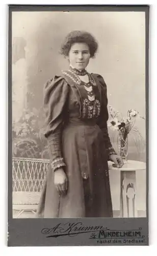 Fotografie A. Krumm, Mindelheim, Dame in Tracht und voluminöser Frisur
