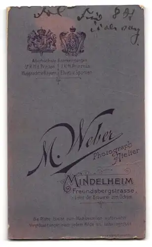 Fotografie M. Weber, Mindelheim, Freundsbergstr., Dame in eleganter weisser Bluse mit Buch in der Hand