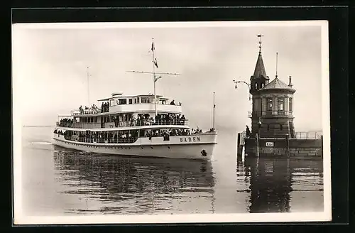 AK Konstanz /Bodensee, Hafeneinfahrt mit Motorschiff Baden