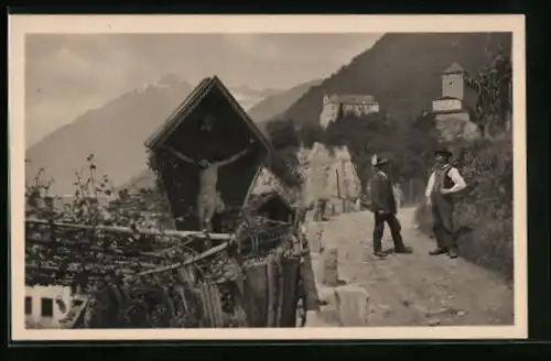AK Dorf Tirol, Ortsansicht mit Wegkreuz und Anwohnern in Tracht