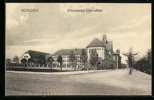 AK München, Strassenpartie mit Wittelsbacher Gymnasium