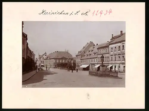 Fotografie Brück & Sohn Meissen, Ansicht Hainichen i. Sa., Marktplatz mit Denkmal, Delicatessen Haus, Hotel