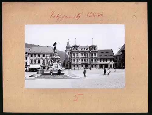 Fotografie Brück & Sohn Meissen, Ansicht Tetschen / Elbe, Markt mit Hotel Stadt Prag, Buch- u. Steindruckerei, Brunnen
