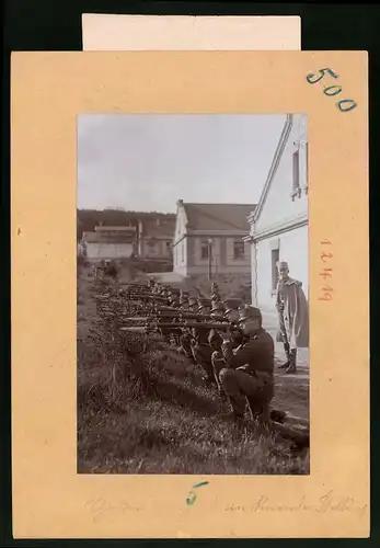 Fotografie Brück & Sohn Meissen, Ansicht Milowitz, K.u.K. Soldaten bei Schiessübungen im Militärlager