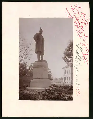 Fotografie Brück & Sohn Meissen, Ansicht Frohburg i. Sa., König-Albert-Denkmal mit Molkerei Anton Brinz
