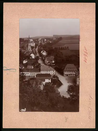 Fotografie Brück & Sohn Meissen, Ansicht Bad Berggiesshübel, Ortsansicht mit Colonialwarenhandlung und Kirche