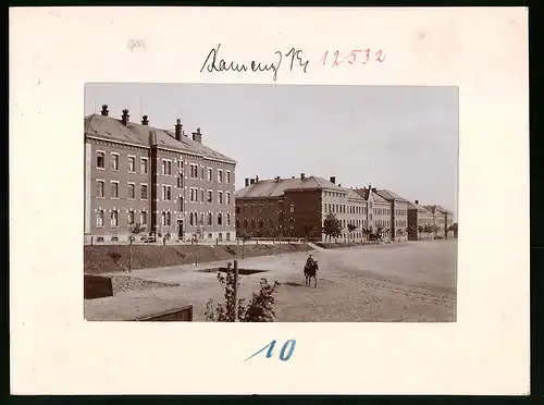 Fotografie Brück & Sohn Meissen, Ansicht Kamenz i. Sa., Wohngebäude, Kaserne des I. Bataillon 13. Infant.-Rgt. No. 178