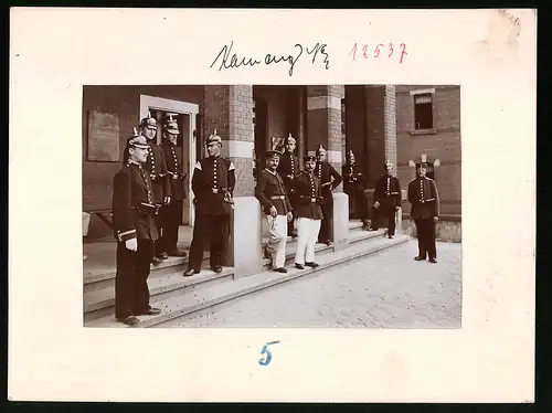 Fotografie Brück & Sohn Meissen, Ansicht Kamenz, Wach Soldaten des 13. Infanterie-Regiment Nr. 178, Uniform, Pickelhaube