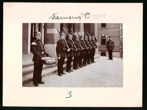 Fotografie Brück & Sohn Meissen, Ansicht Kamenz, 13. Infanterie-Regiment Nr. 178, Wache, Musiker, Pickelhaube