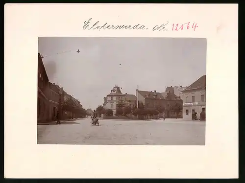Fotografie Brück & Sohn Meissen, Ansicht Elsterwerda, Strassenpartie mit Kriegerdenkmal, Hotel Preussischer Hof, Warenhaus