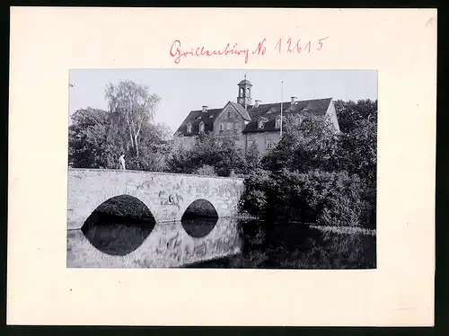 Fotografie Brück & Sohn Meissen, Ansicht Grillenburg, alte Steinbrücke mit Blick auf das Jagdschloss