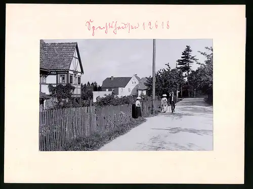 Fotografie Brück & Sohn Meissen, Ansicht Spechtshausen, Blick in die König-Albert-Strasse, Adrett gekleidete Herrschaften