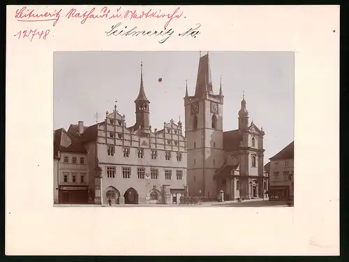 Fotografie Brück & Sohn Meissen, Ansicht Leitmeritz, Partie am Rathaus und Stadtkirche, Litfasssäule