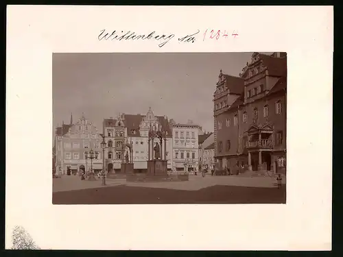 Fotografie Brück & Sohn Meissen, Ansicht Wittenberg / Elbe, Markt mit den Denkmälern Luthers und Melanchthons, Geschäfte