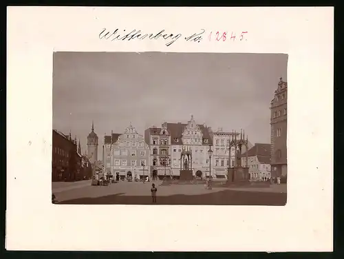Fotografie Brück & Sohn Meissen, Ansicht Wittenberg / Elbe, Markt mit Wettersäule, Geschäfte Schwädt, Kretzmer, Denkmal