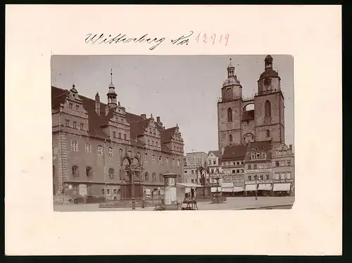 Fotografie Brück & Sohn Meissen, Ansicht Wittenberg / Elbe, Rathaus und Stadtkirche mit Litfasssäule und Denkmal