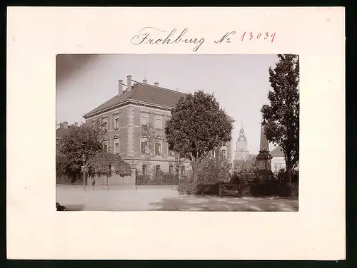 Fotografie Brück & Sohn Meissen, Ansicht Frohburg, Partie am Königlichen Amtsgericht und dem Kriegerdenkmal